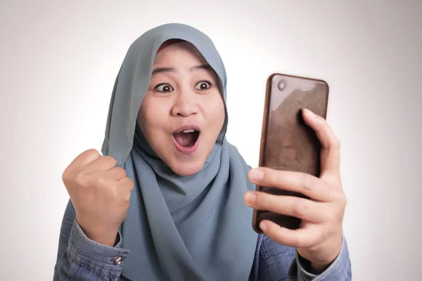 Young Muslim Woman Get Good News on Her Phone — Stock Photo, Image