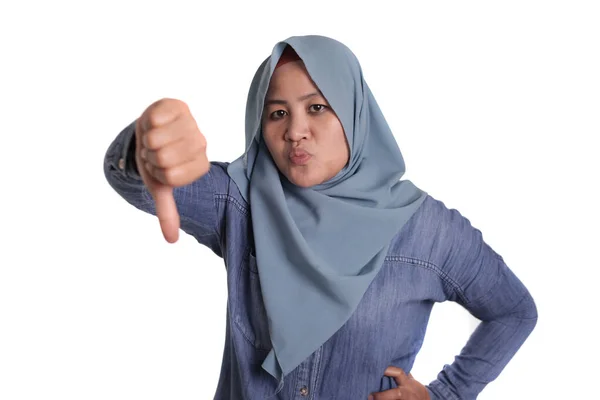Muslimska Lady visar tummen ner gest, besviken uttryck — Stockfoto