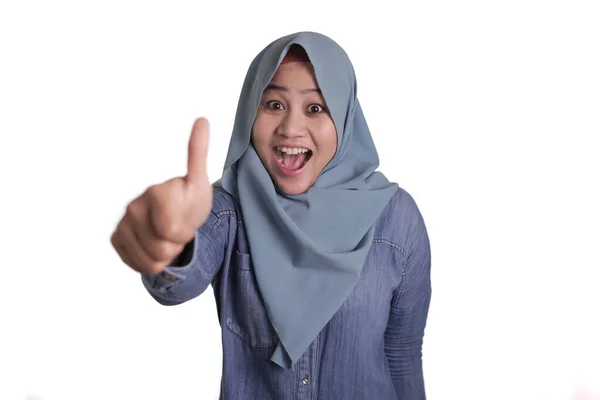Μουσουλμανική κυρία δείχνει το αντίχειρα επάνω χειρονομία — Φωτογραφία Αρχείου