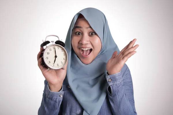 Μουσουλμάνα γυναίκα κρατώντας ένα ρολόι και χαμογελώντας, διαχείριση του χρόνου — Φωτογραφία Αρχείου
