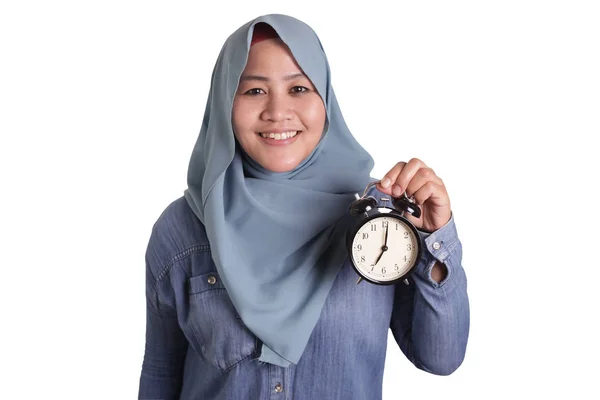 Mujer musulmana sosteniendo un reloj y sonriendo, gestión del tiempo — Foto de Stock