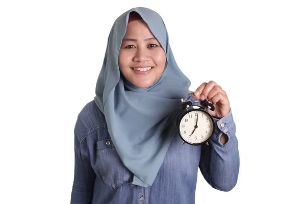 Muslimische Frau mit Uhr und Lächeln, Zeitmanagement — Stockfoto