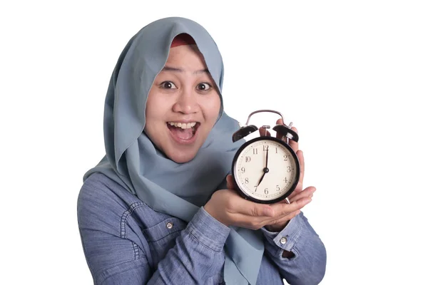 Mulher muçulmana segurando um relógio e sorrindo, Gerenciamento de Tempo — Fotografia de Stock