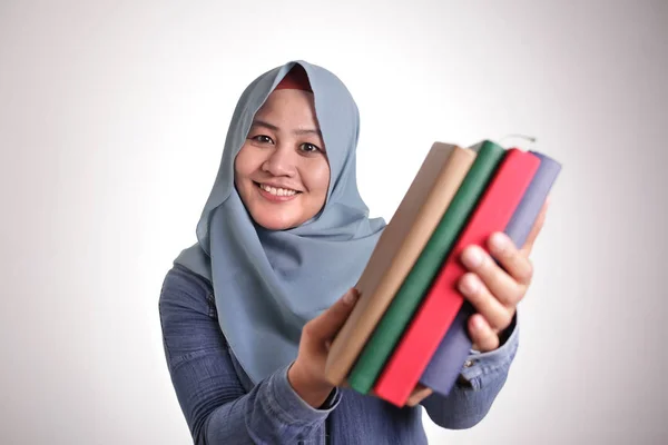 Moslim Vrouwe Aanbod Boek — Stockfoto