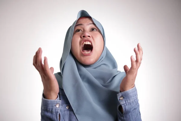 Muslim Lady in Shows Angry Gesture, Screaming — Stok Foto