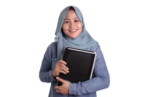 Μουσουλμάνα γυναίκα κρατά φορητό υπολογιστή και χαμογελώντας — Φωτογραφία Αρχείου