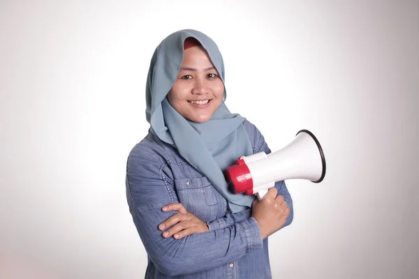Muslimische Frau mit Megafon, strenge selbstbewusste Geste — Stockfoto