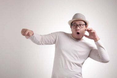 Mutlu Asyalı adam neşeyle dans ediyor, kazanıyor.