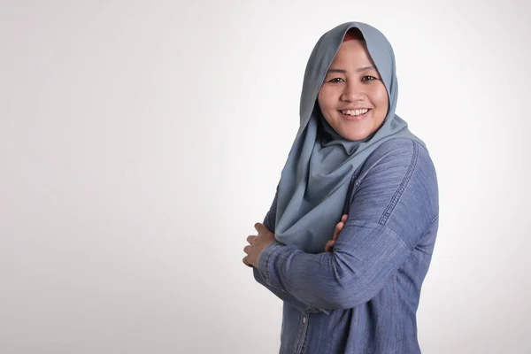 Sebevědomá muslimská dáma usmívající se přátelsky se zkříženými zbraněmi — Stock fotografie