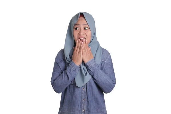 Impresionada mujer musulmana asiática preocupada con la boca abierta — Foto de Stock