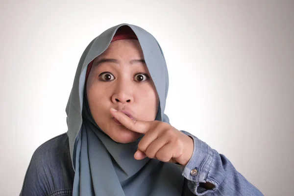 Muslim Lady Shushing Gesture — Stock Photo, Image