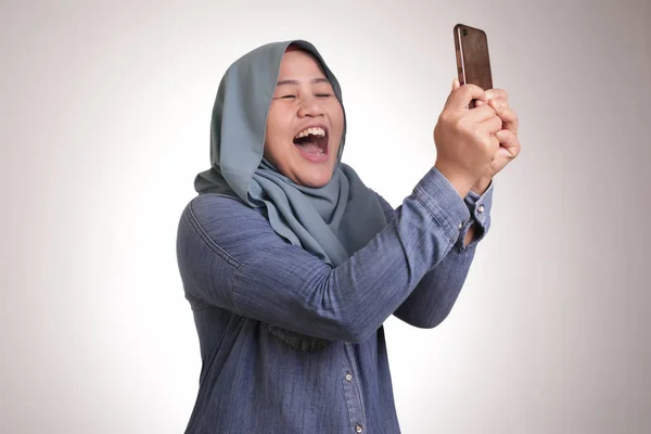 Joven musulmana recibe buenas noticias en su teléfono — Foto de Stock