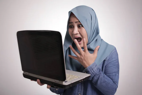 Muslim Woman Working on Laptop Shocked Stunned gesture — ストック写真