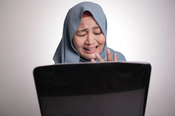 Muzułmanka pracuje na laptopie, płacze, aby zobaczyć złe straty finansowe — Zdjęcie stockowe