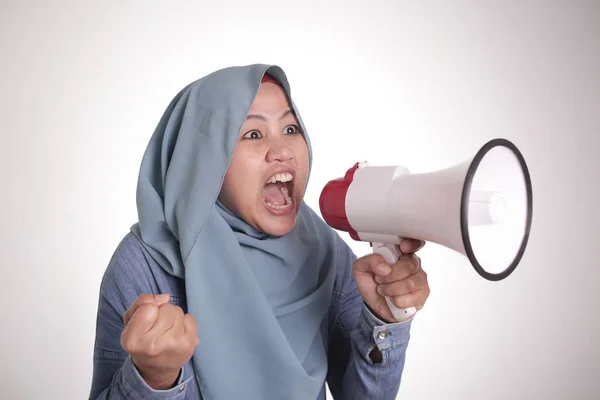 Muslimische Frau wütend und schreit auf Megafon — Stockfoto