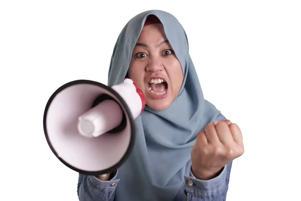 Muszlim nő dühös, sikoltozó megafon — Stock Fotó