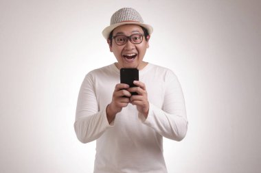 Mutlu gülümseyerek telefonundan sohbet mesaj okuma genç adam