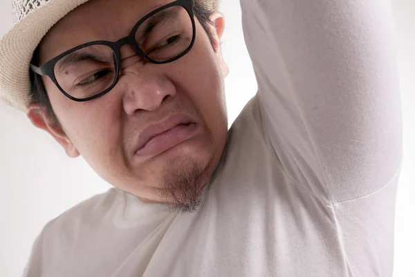 Homem tendo mau odor corporal — Fotografia de Stock
