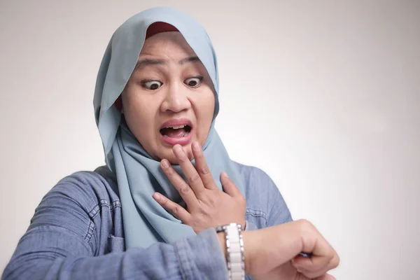 Moslim zakenvrouw laat en bezorgd kijkend naar polshorloge — Stockfoto