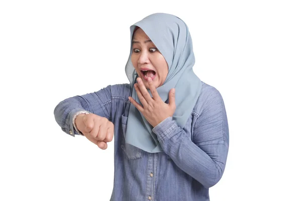 Muslimsk forretningskvinne Forsinket og bekymret ser på armbåndsur – stockfoto