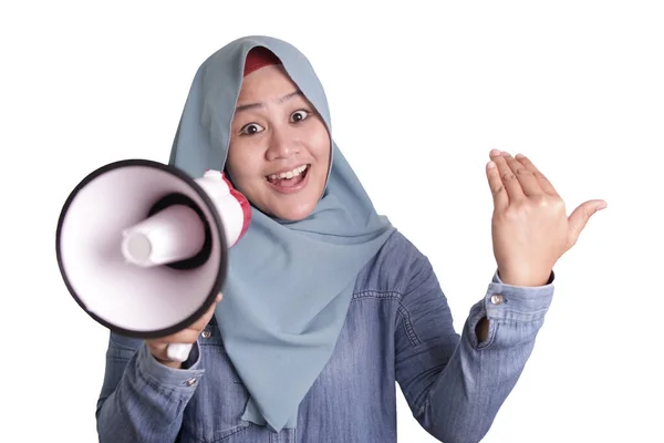 Empresaria musulmana llamando u ofreciendo algo con megáfono —  Fotos de Stock