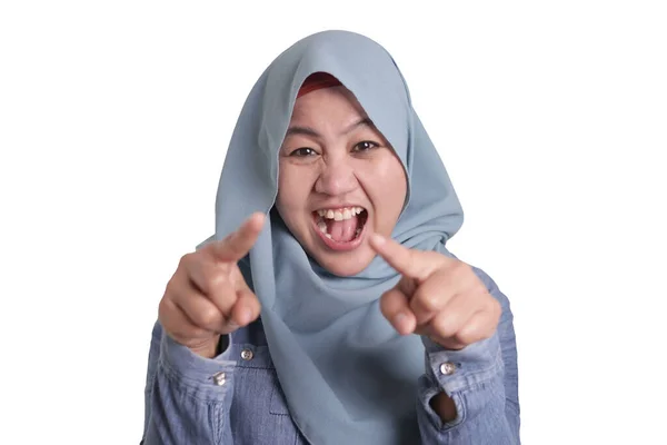 Мусульманская леди смеется жестко хулиганские выражения и указывая вперед — стоковое фото