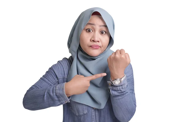 Angry Muslim Lady Boss Shows Her Wrist Watch — ストック写真