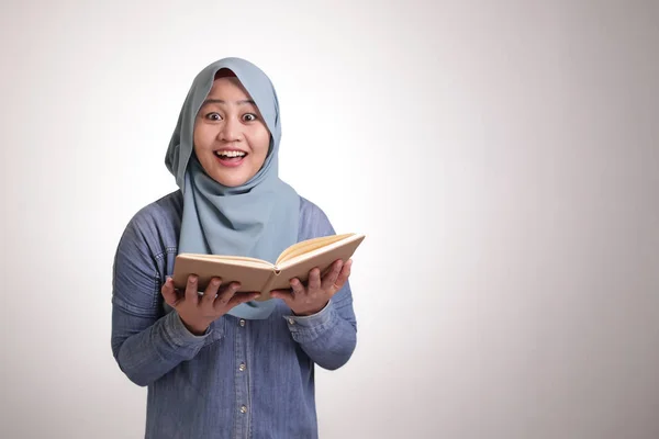 Мусульманская предпринимательница, читающая книгу, удивлена — стоковое фото