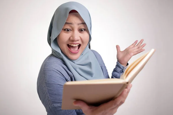 Empresária Muçulmana Lendo Livro, Surpresa — Fotografia de Stock