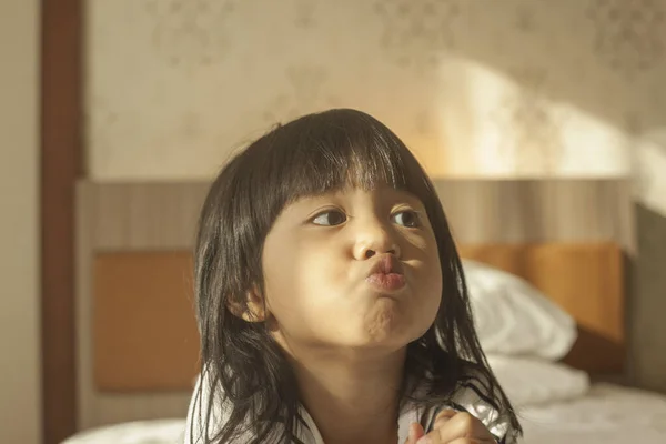 Sevimli Sevimli Asyalı Bir Kızın Portresi Tuhaf Bir Ifade Sergiliyor — Stok fotoğraf