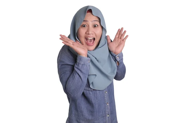 Retrato Bonito Jovem Ásia Muçulmano Senhora Vestindo Hijab Mostra Surpreso — Fotografia de Stock