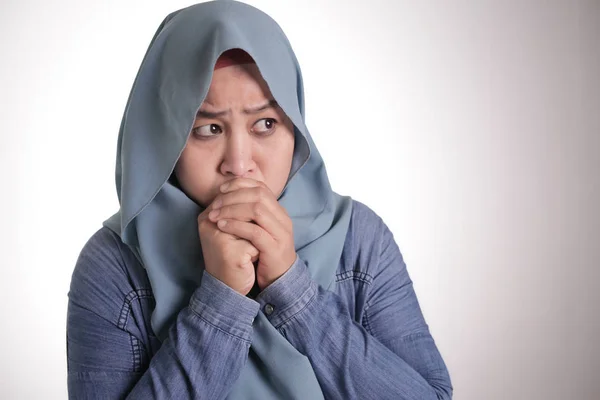 Zamknij Portret Azjatyckiej Muzułmanki Hidżabie Zamykającej Usta Palcami Martwię Się — Zdjęcie stockowe