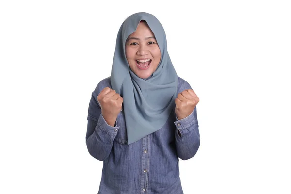 Porträt Des Erfolgs Schöne Asiatische Muslimin Trägt Hijab Zeigt Siegergeste — Stockfoto