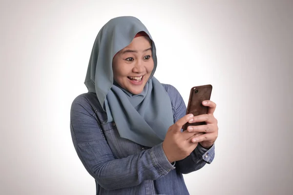 Portret Młodej Muzułmanki Azjatyckiej Ubranej Hidżab Uzyskać Dobre Wieści Telefonie — Zdjęcie stockowe