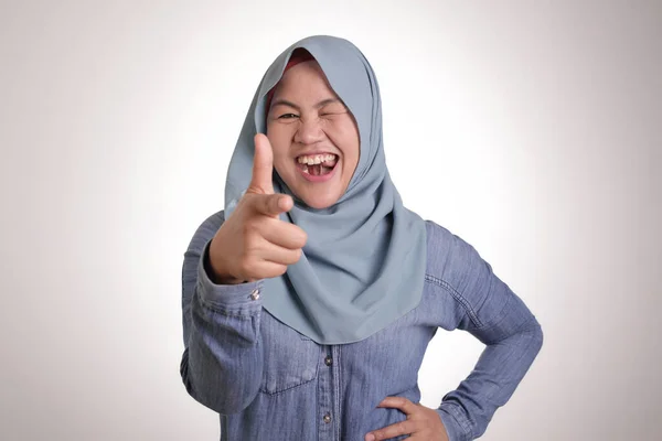 Portret Van Een Aziatische Moslim Dame Die Hijab Draagt Naar — Stockfoto