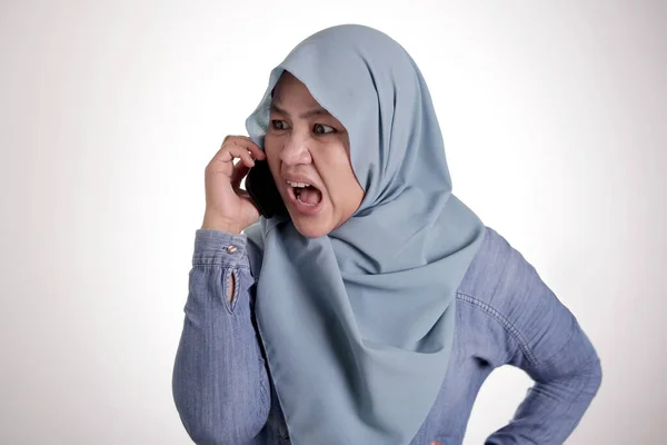 Portrait Asian Muslim Woman Wearing Hijab Argue Phone Communication Smart — Stock Photo, Image