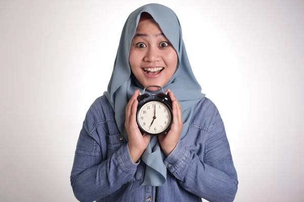 Νεαρή Ασιάτισσα Μουσουλμάνα Γυναίκα Φορώντας Μαντίλα Κρατώντας Ένα Ρολόι Χαμογελαστή — Φωτογραφία Αρχείου