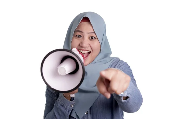 Portrait Femme Musulmane Asiatique Avec Mégaphone Souriant Pointant Vers Avant — Photo