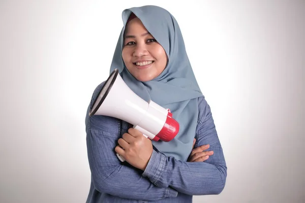 Portret Młodej Muzułmańskiej Biznesmenki Azji Hidżabie Trzymającej Megafon Piersi Twardy — Zdjęcie stockowe