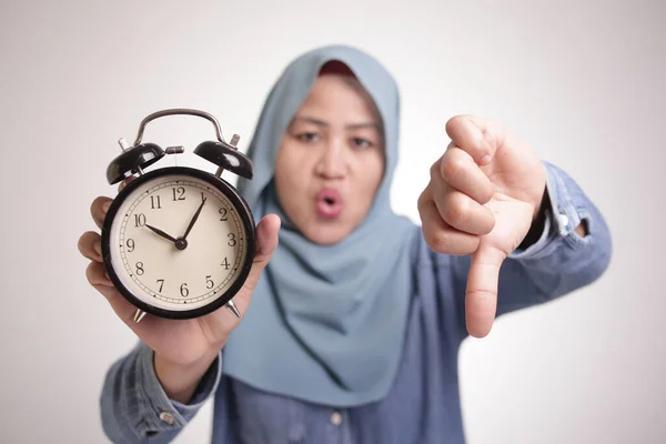 Młoda Azjatycka Muzułmanka Nosząca Hidżab Pokazuje Zegar Rozgniewana Rozczarowana Ekspresja — Zdjęcie stockowe