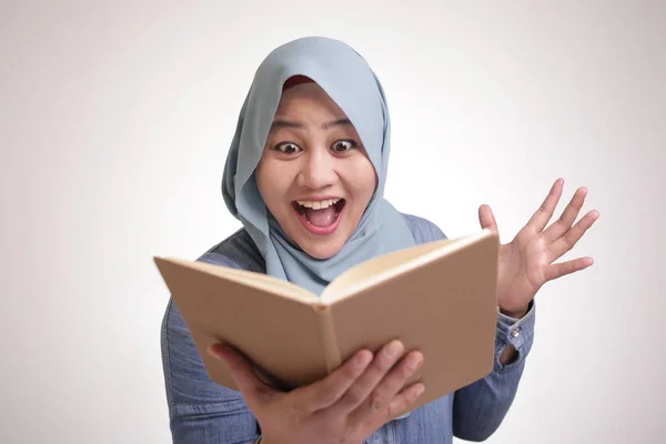 Портрет Молодой Мусульманки Хиджабе Читающей Книгу Удивленным Выражением Лица — стоковое фото