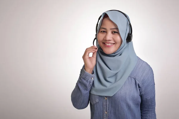 Portret Van Mooie Jonge Moslim Dame Dragen Hijab Call Center — Stockfoto