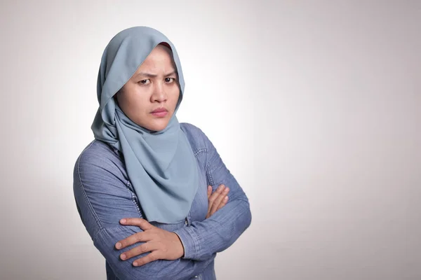 具有怀疑表情的愤世嫉俗的亚洲穆斯林妇女的画像 她的表情令人怀疑 她是主角 不信任的错误概念 — 图库照片
