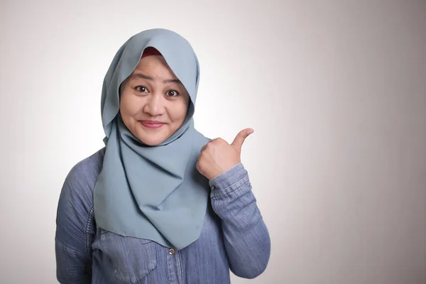 Retrato Asiática Jovem Mulher Muçulmana Feliz Sorrindo Apontando Para Apresentar — Fotografia de Stock