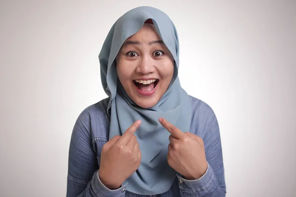 Retrato Senhora Muçulmana Confiante Vestindo Hijab Sorrindo Apontando Para Mesma — Fotografia de Stock