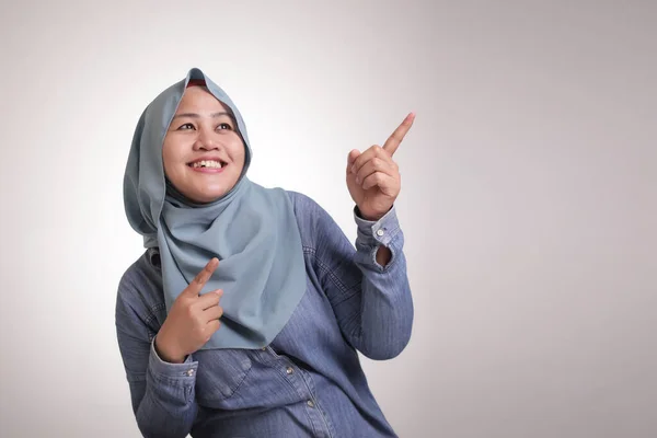 Portret Śmiesznego Młodego Azjatyckiego Muzułmańskiego Kobieta Hidżab Radosnym Wyrażeniem Świętować — Zdjęcie stockowe
