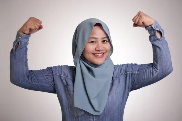 Портрет Азиатской Мусульманки Носящей Хиджаб Демонстрирует Сильный Жест Силы Мышц — стоковое фото