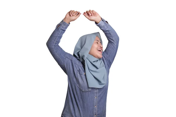 Porträt Einer Lustigen Jungen Asiatischen Muslimin Die Hijab Trägt Und — Stockfoto