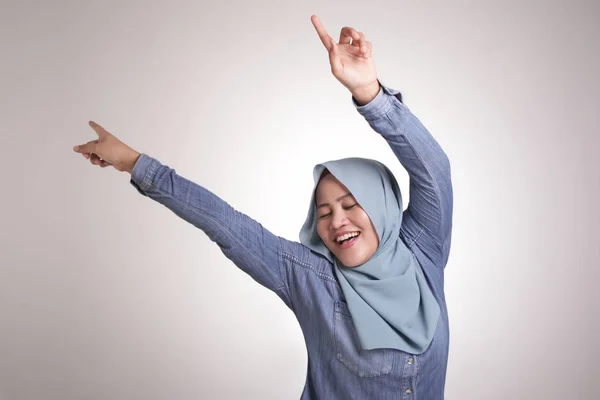 ヒジャーブダンスを着た面白いアジアのイスラム教徒の女性の肖像画は 成功のジェスチャーを獲得し 白に孤立した肯定的な興奮した感情を笑顔で喜んで喜んで表現 — ストック写真