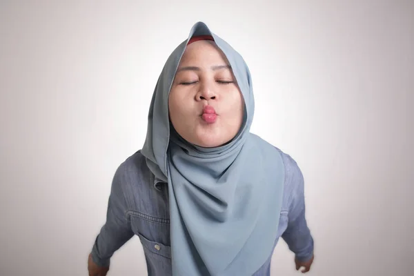 Retrato Mujer Musulmana Asiática Haciendo Gesto Beso Aéreo Aislado Blanco —  Fotos de Stock